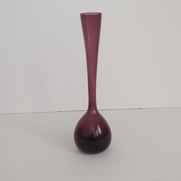 Purple small glass vase. - Picture 1 of 5